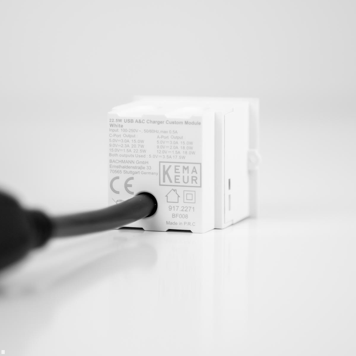 Bachmann PIX Einbau USB Charger USB-A / USB-C Ladegerät (926.330), Sicht von unten mit CE Zeichen Bachmann PIX Einbau USB Charger USB-A / USB-C Ladegerät (926.330), Sicht von unten mit CE Zeichen