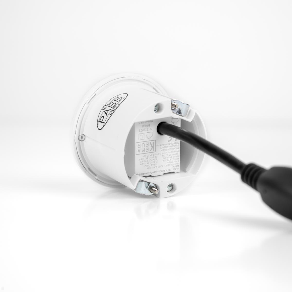 Bachmann PIX Einbau USB Charger USB-A / USB-C Ladegerät (926.330), Sicht von unten Bachmann PIX Einbau USB Charger USB-A / USB-C Ladegerät (926.330), Sicht von unten